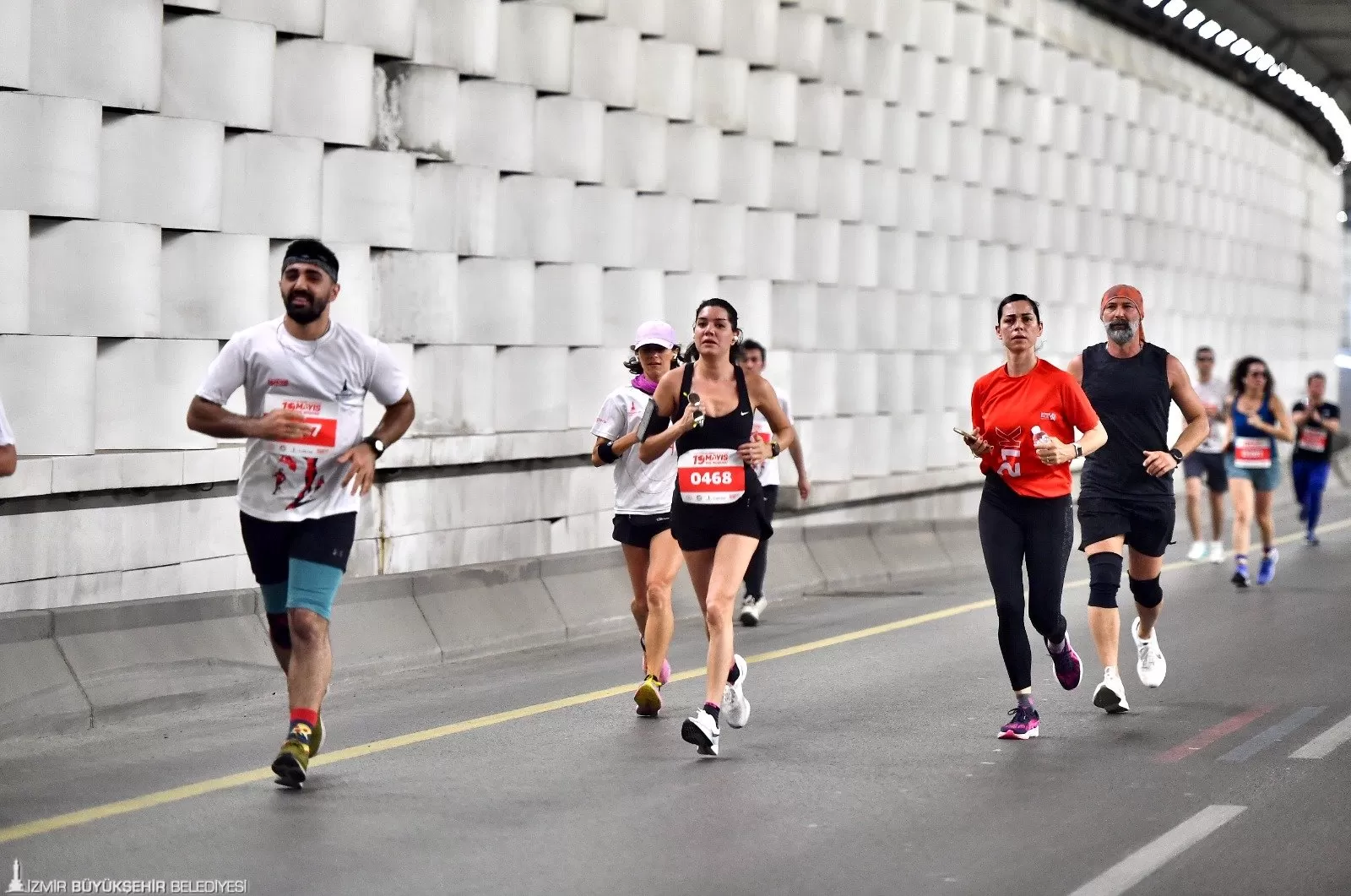 İzmir Büyükşehir Belediyesi'nin 19 Mayıs Atatürk'ü Anma, Gençlik ve Spor Bayramı kapsamında organize ettiği 11. İzmir 19 Mayıs Yol Koşusu Cumhuriyet Meydanı'nda başladı ve sona erdi.