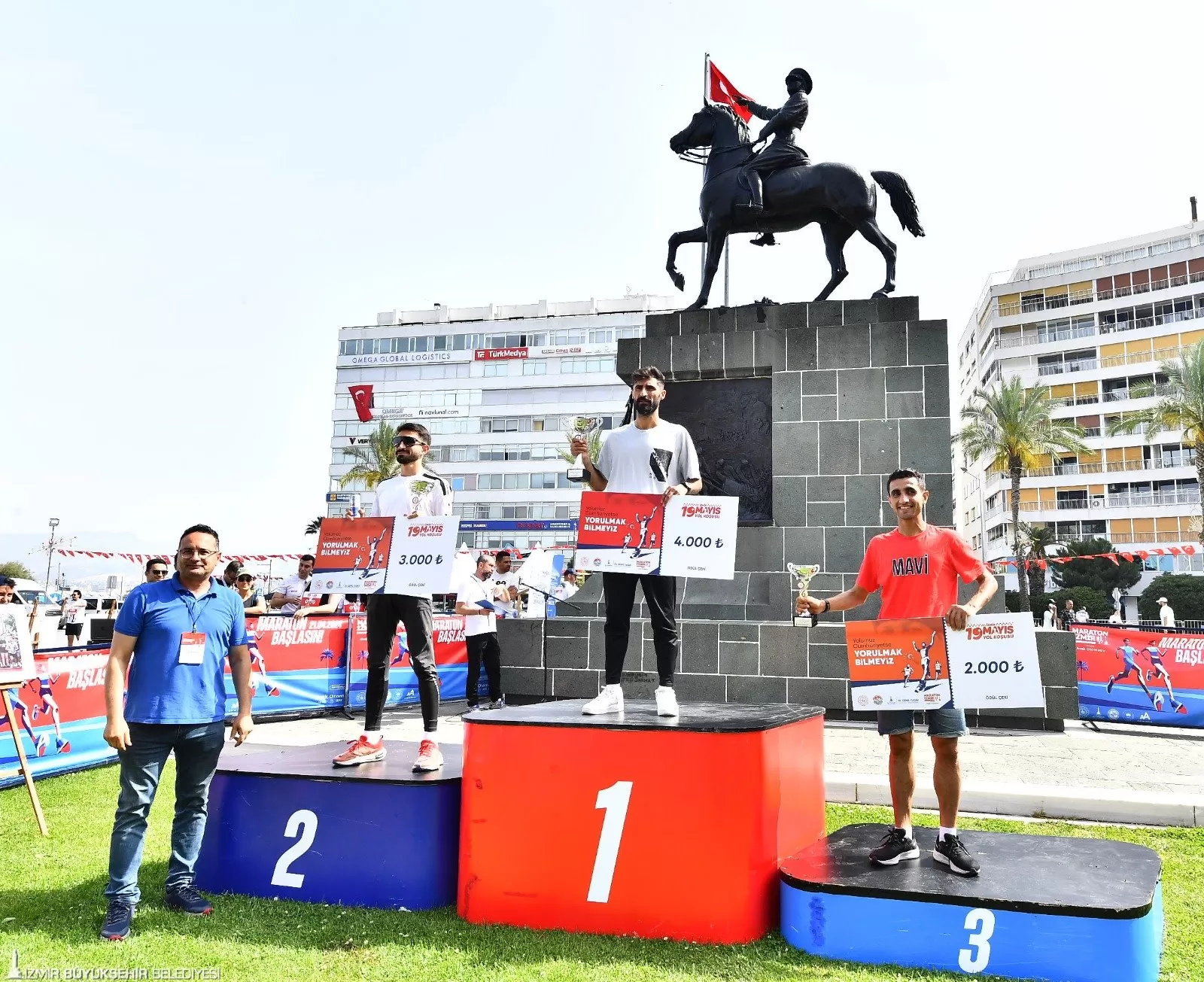 İzmir Büyükşehir Belediyesi'nin 19 Mayıs Atatürk'ü Anma, Gençlik ve Spor Bayramı kapsamında organize ettiği 11. İzmir 19 Mayıs Yol Koşusu Cumhuriyet Meydanı'nda başladı ve sona erdi.