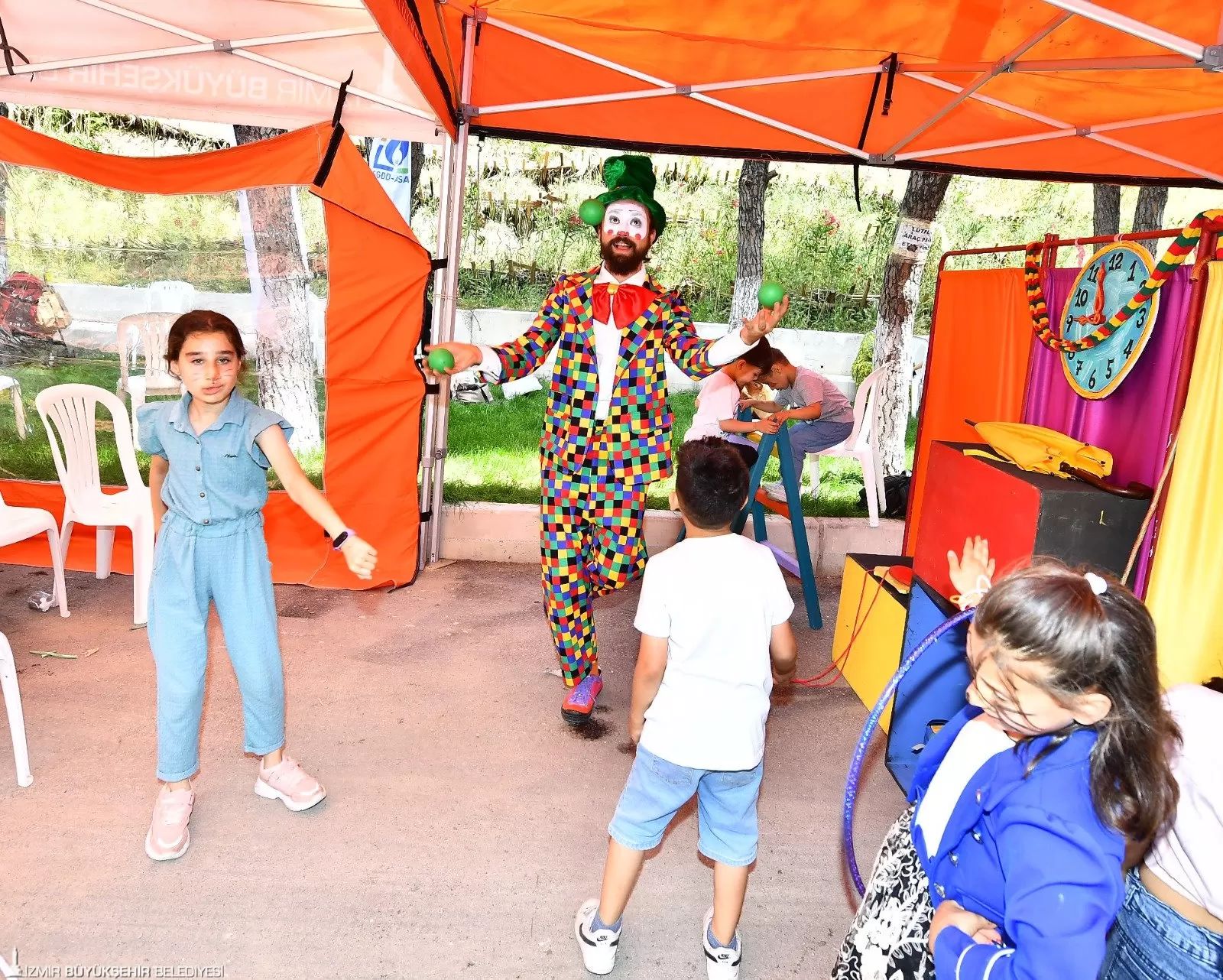 İzmir Büyükşehir Belediyesi'nin düzenlediği programlarla 19 Mayıs Atatürk'ü Anma, Gençlik ve Spor Bayramı coşkuyla kutlandı.