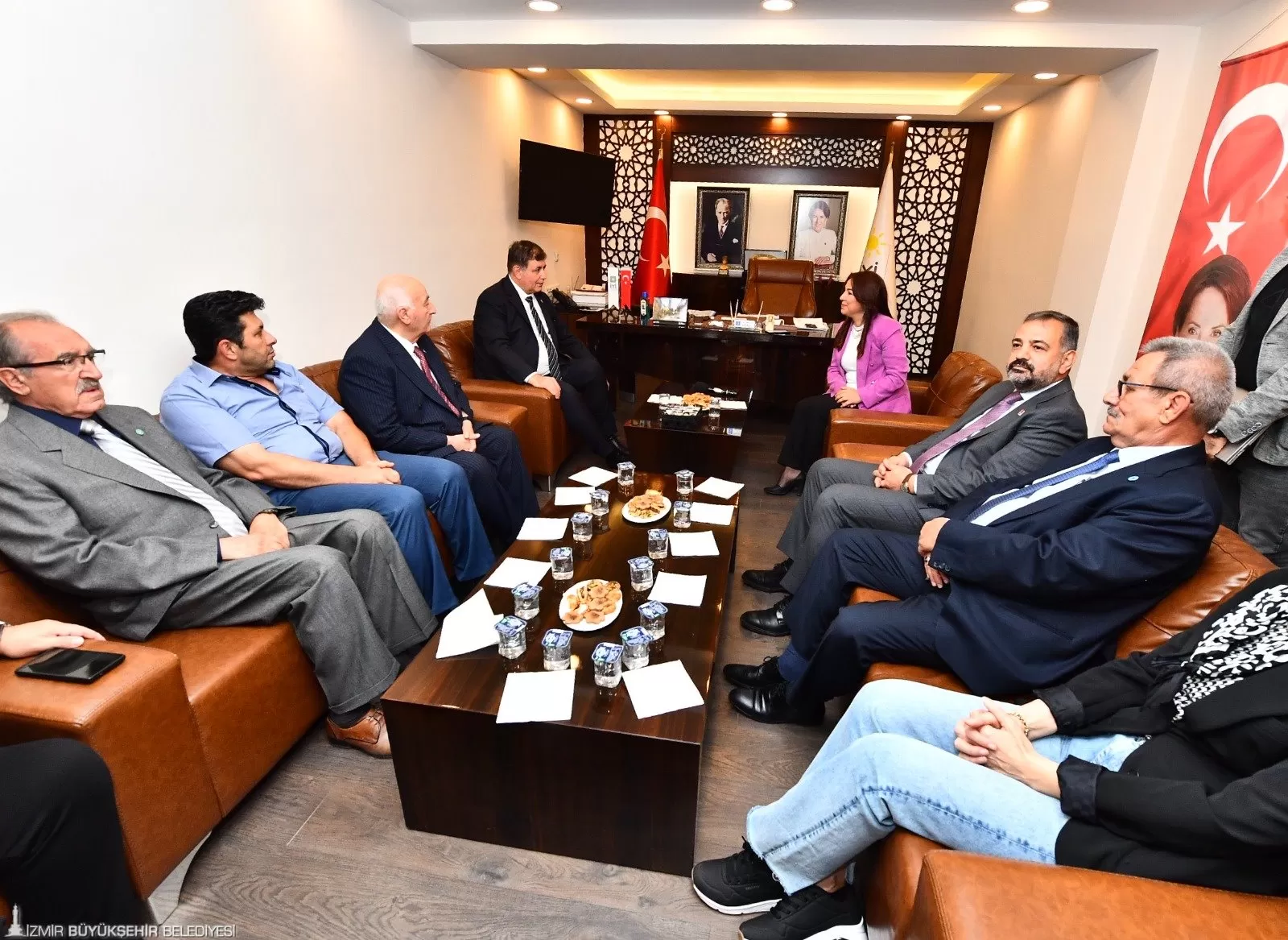 İzmir Büyükşehir Belediye Başkanı Dr. Cemil Tugay, siyasi parti ziyaretleri kapsamında İYİ Parti İzmir İl Başkanlığı'nı ziyaret etti.