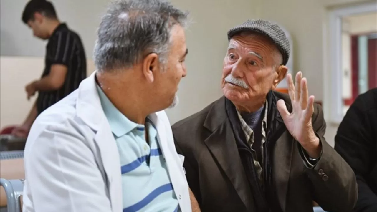 İzmir'de Duyma Problemi Yaşayan 86 Yaşındaki Hasta, Başkan Tugay'ın Talimatıyla Tedavi Ediliyor