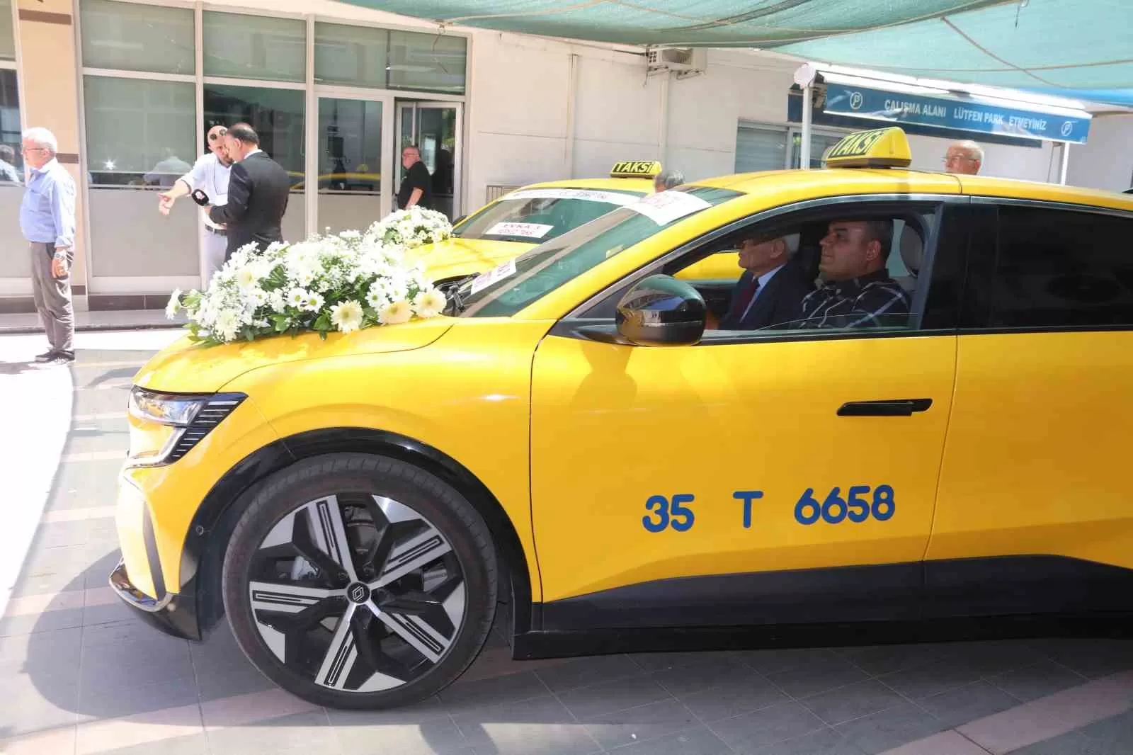 İzmir’de elektrikli taksi dönemi başladı