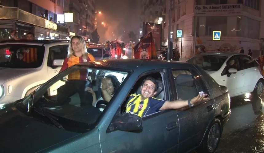 İzmir’de örnek görüntü: Galatasaraylı eşini, Fenerbahçe formasıyla kutlamalara götürdü