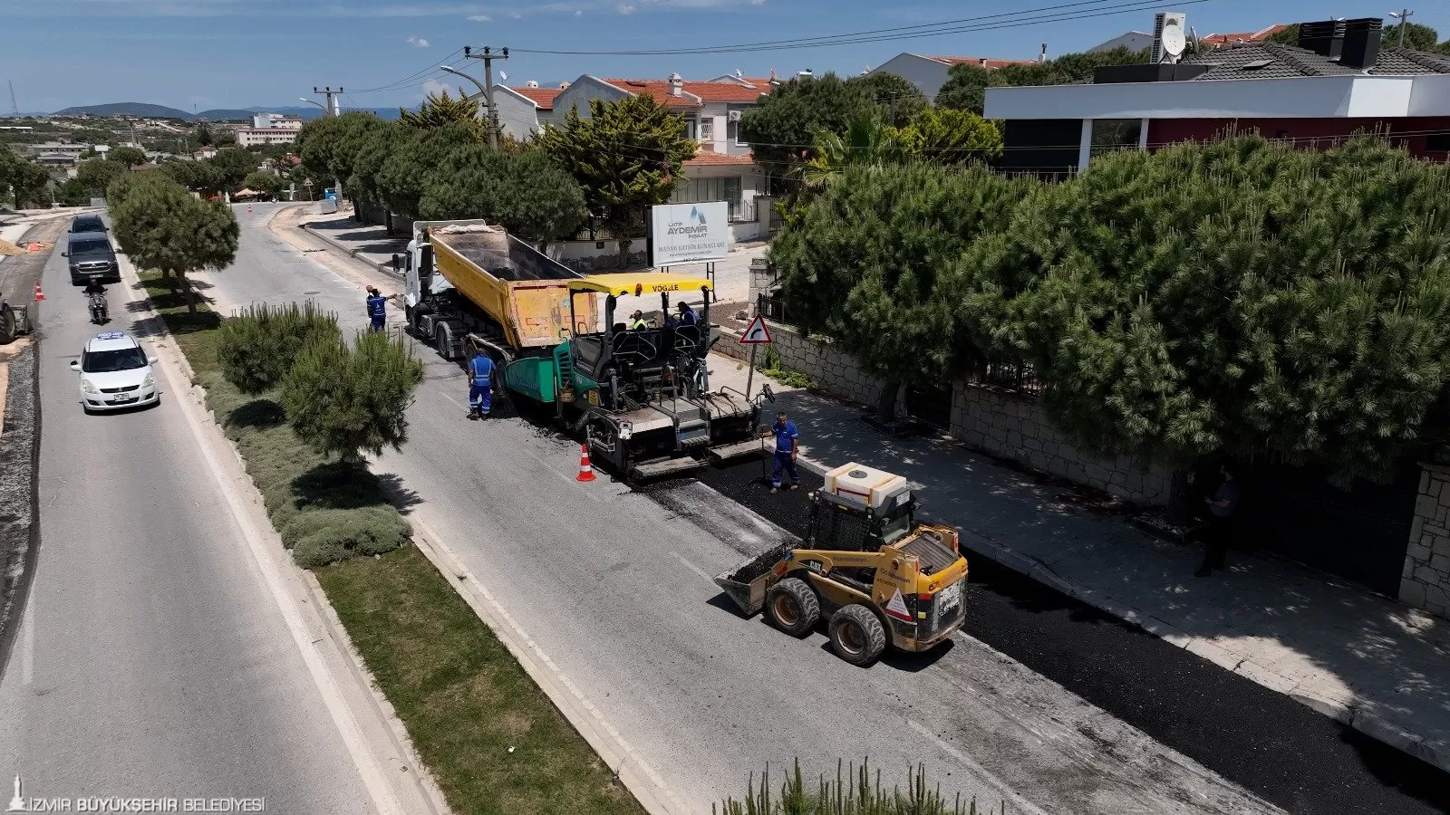 İzmir Büyükşehir Belediyesi, İzmir'in turizm açısından önemli ilçeleri olan Çeşme, Karaburun ve Torbalı'da büyük ölçekli yol yenileme çalışmaları başlattı.