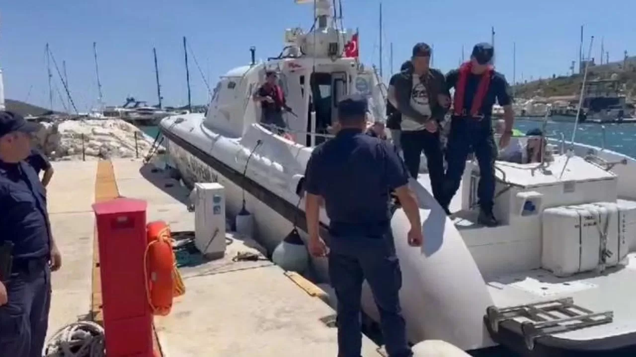 İzmir’de yelkenli tekne ile yurt dışına kaçmaya çalışan 10 FETÖ’cü yakalandı