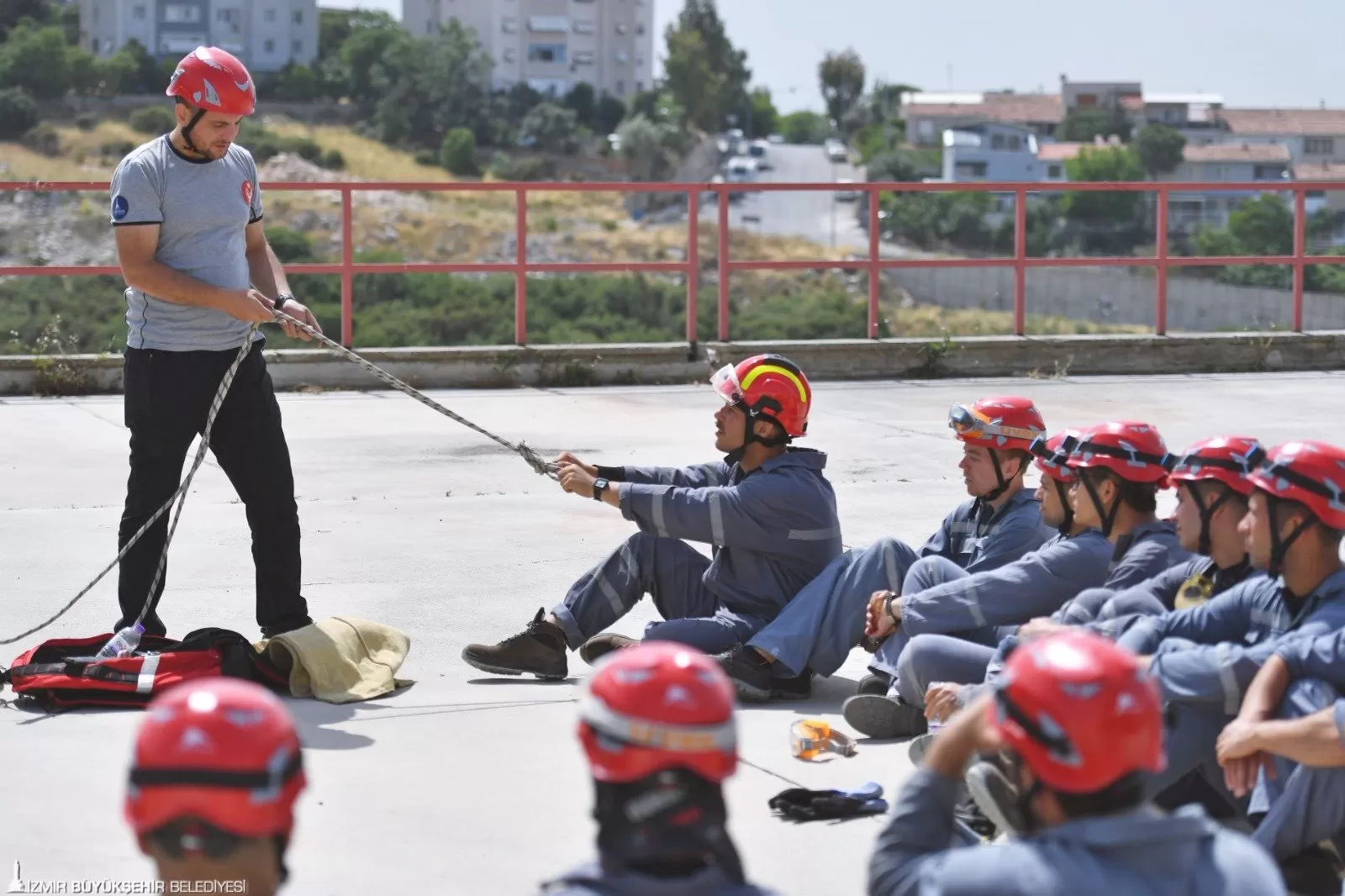 Heyecan ve Adrenalin dolu parkurlarda, alevlerle mücadeleye hazırlanan itfaiyeciler, İzmir'in güvenliği için ter döküyor.