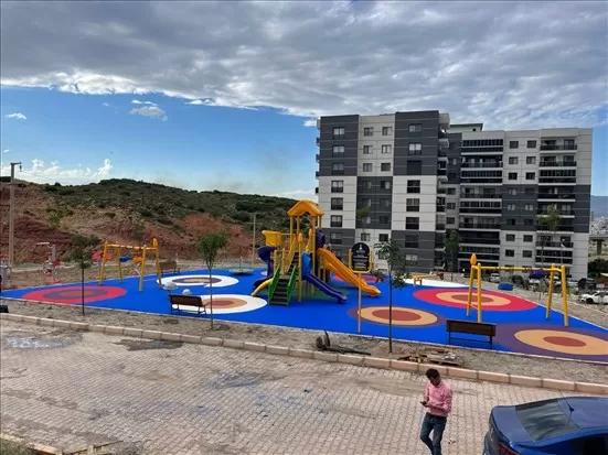 İzmir Büyükşehir Belediyesi, kentin dört bir yanındaki parklarda zemin onarım ve yenileme çalışması başlattı.