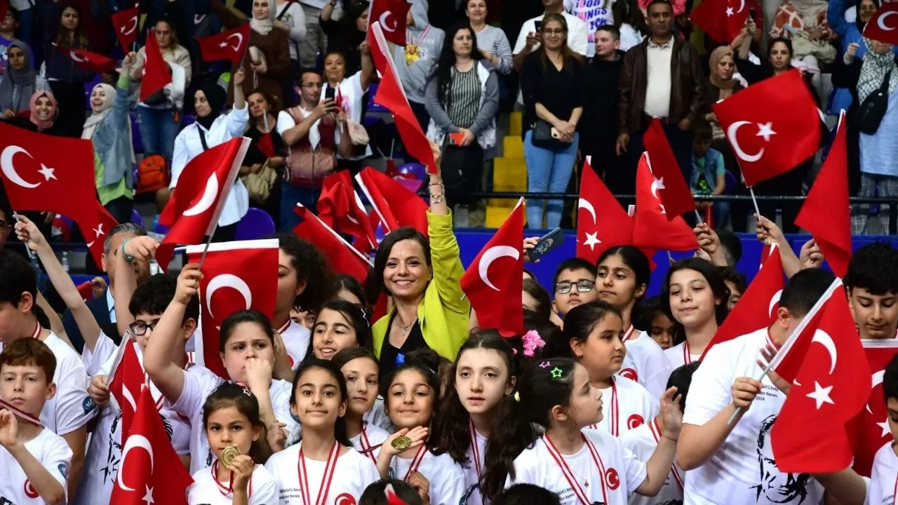 Karabağlar Belediye Başkanı Helil Kınay, Kadın Emeği Kermesi'ne Katılarak Kadınların Emeğini Onurlandırdı