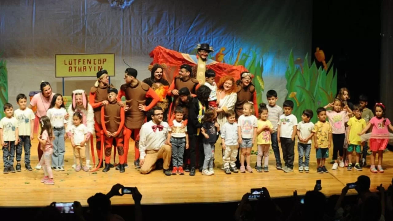 "Karşıyaka Belediye Tiyatrosu'ndan Sezon Finali: 'Çekirdekten Ormana' Doğa Sevgisi ile Sahne Aldı"