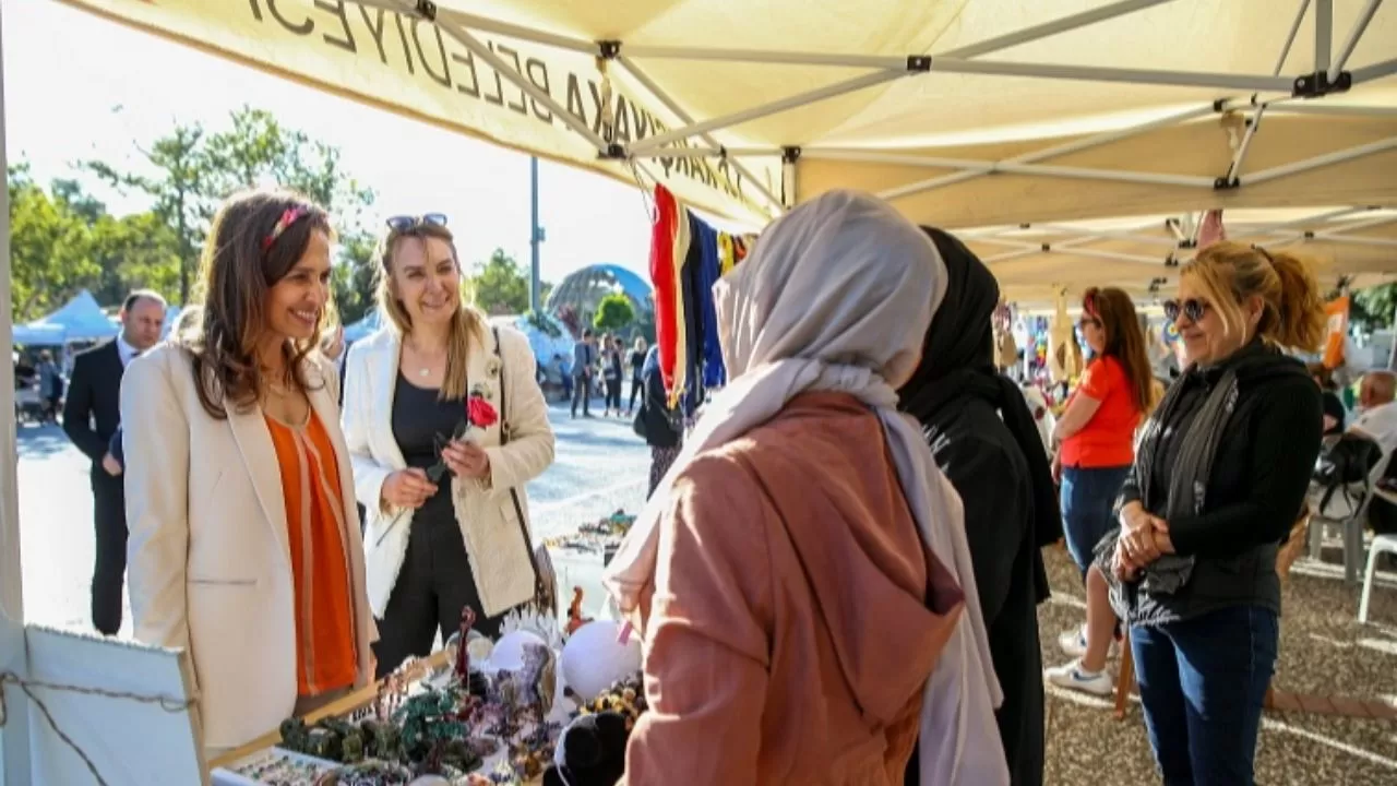Karşıyaka Belediyesi Anneler Günü için "El Emeği Pazarı" Kurdu: Anneler İçin Özel Hediyelikler Burada!