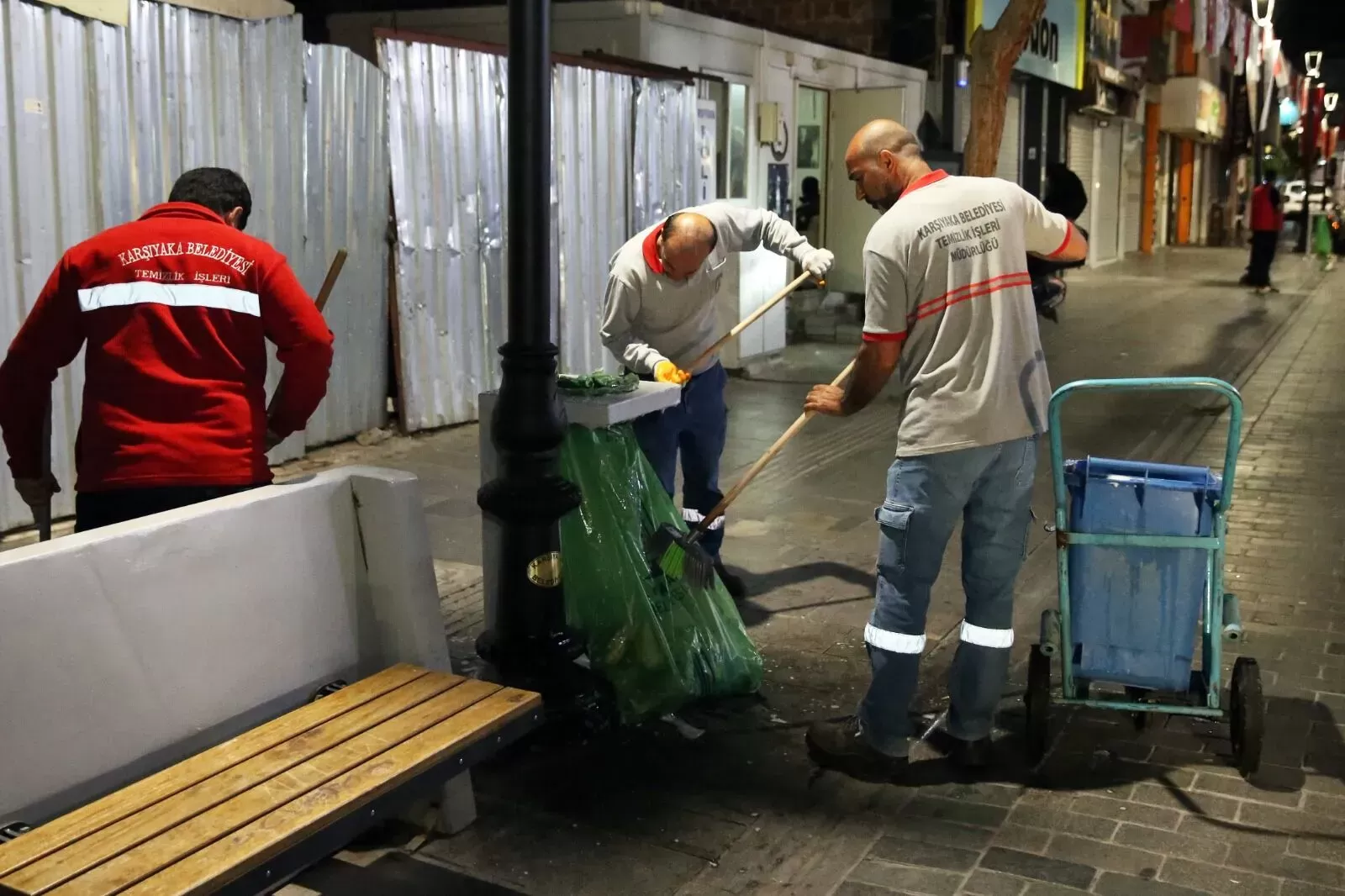 Daha temiz bir kent hedefi ile yola çıkan Karşıyaka Belediyesi, kentin en yoğun bölgelerinden Karşıyaka Çarşısı'nda her cuma gecesi özel bir temizlik programı uyguluyor.