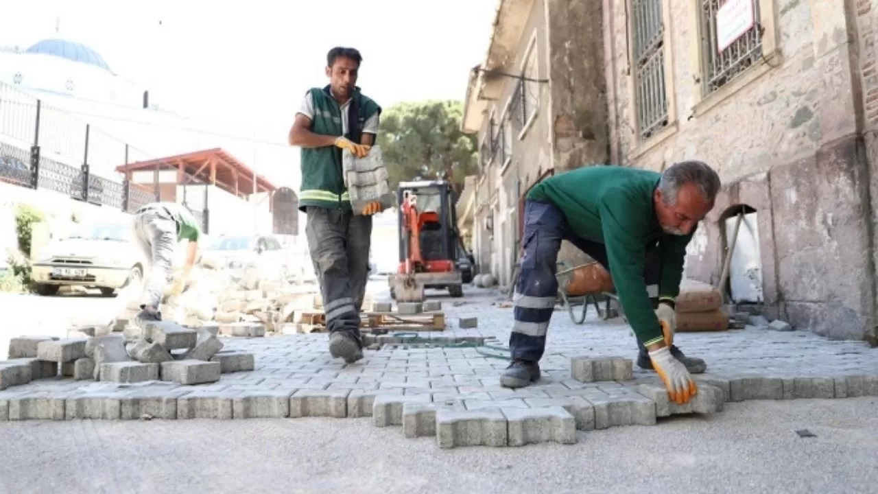 Konak Belediyesi Kaldırım ve Asfalt Çalışmalarıyla İlçeyi Yeniliyor