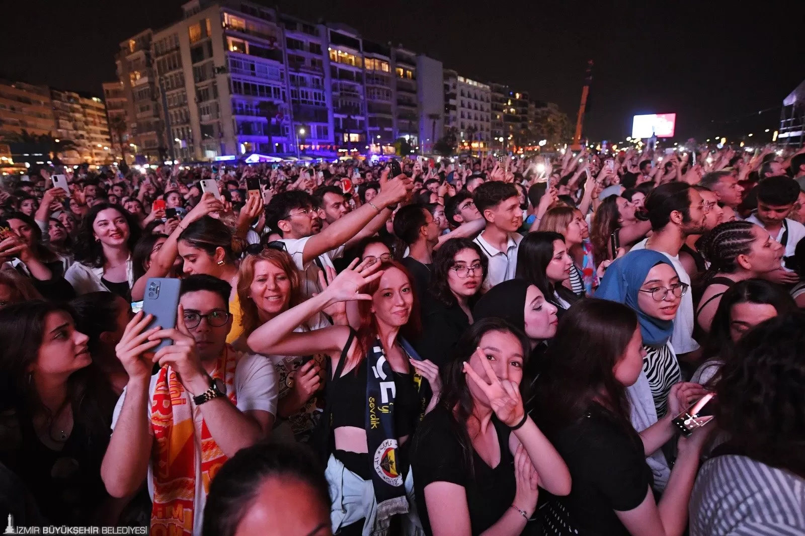 İzmir Büyükşehir Belediyesi'nin 19 Mayıs Atatürk'ü Anma, Gençlik ve Spor Bayramı'na özel etkinlikleri kapsamında düzenlenen 19 Mayıs Gençlik Konseri'nde ünlü sanatçı Sıla sahne aldı. 