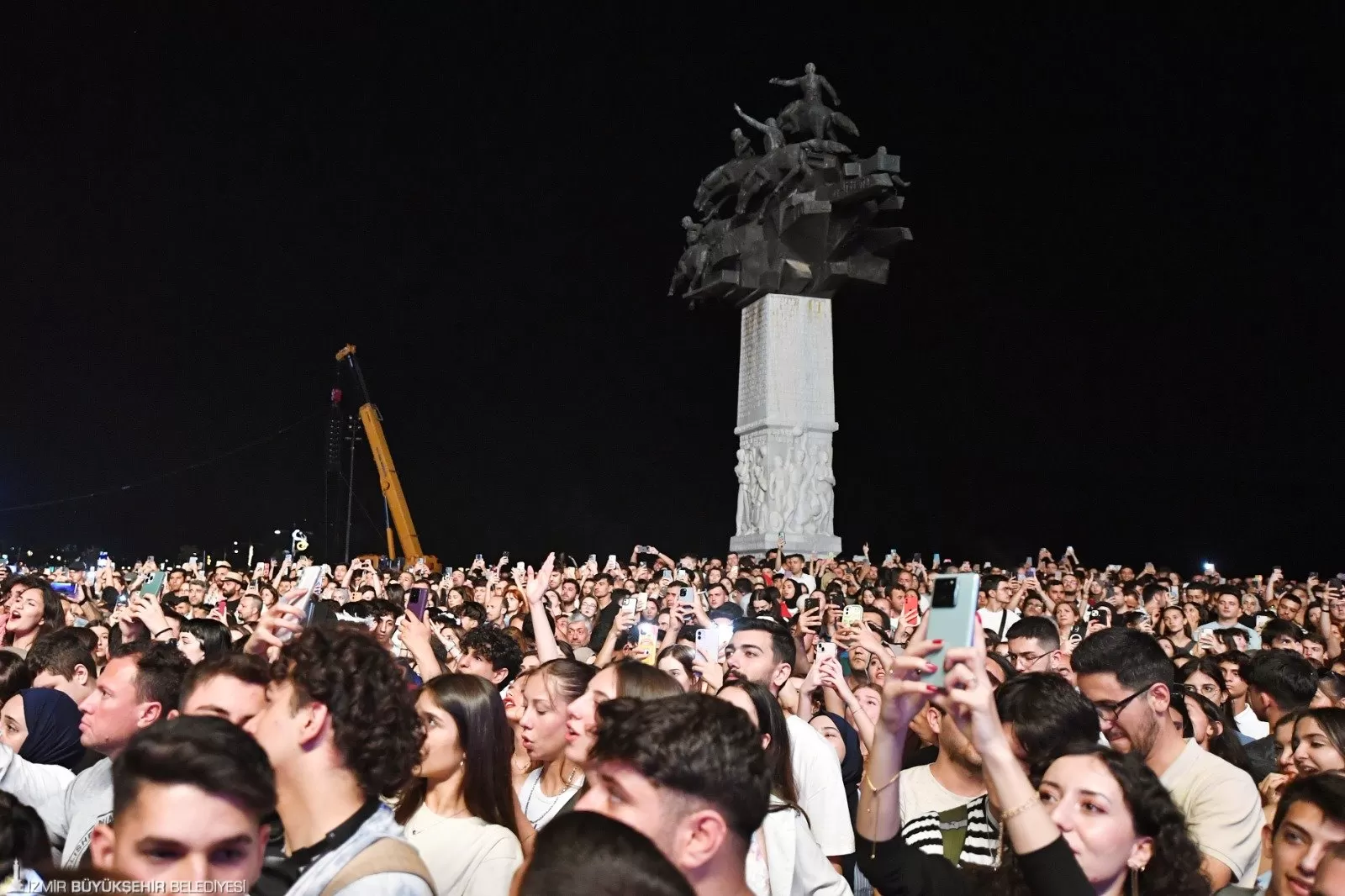 İzmir Büyükşehir Belediyesi'nin 19 Mayıs Atatürk'ü Anma, Gençlik ve Spor Bayramı'na özel etkinlikleri kapsamında düzenlenen 19 Mayıs Gençlik Konseri'nde ünlü sanatçı Sıla sahne aldı. 