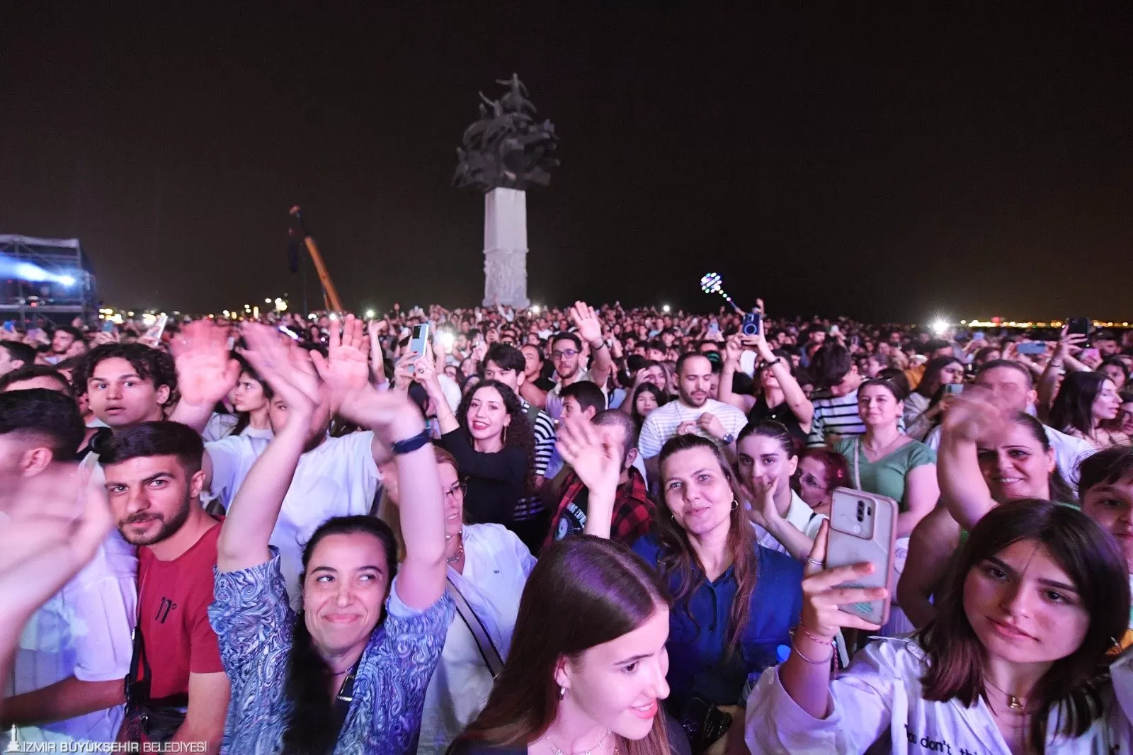 İzmir Büyükşehir Belediyesi'nin 19 Mayıs Atatürk'ü Anma, Gençlik ve Spor Bayramı'na özel etkinlikleri kapsamında düzenlenen 19 Mayıs Gençlik Konseri'nde ünlü sanatçı Sıla sahne aldı. 