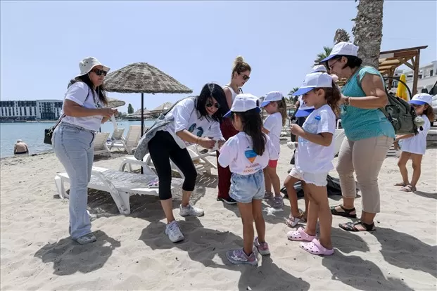 İzmir Büyükşehir Belediyesi, 5 Haziran Dünya Çevre Günü kapsamında çevre bilincini artırmak ve farkındalık yaratmak amacıyla Mordoğan Kocakum Plajı'nda büyük bir temizlik kampanyası başlattı.