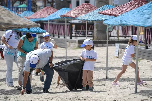 İzmir Büyükşehir Belediyesi, 5 Haziran Dünya Çevre Günü kapsamında çevre bilincini artırmak ve farkındalık yaratmak amacıyla Mordoğan Kocakum Plajı'nda büyük bir temizlik kampanyası başlattı.