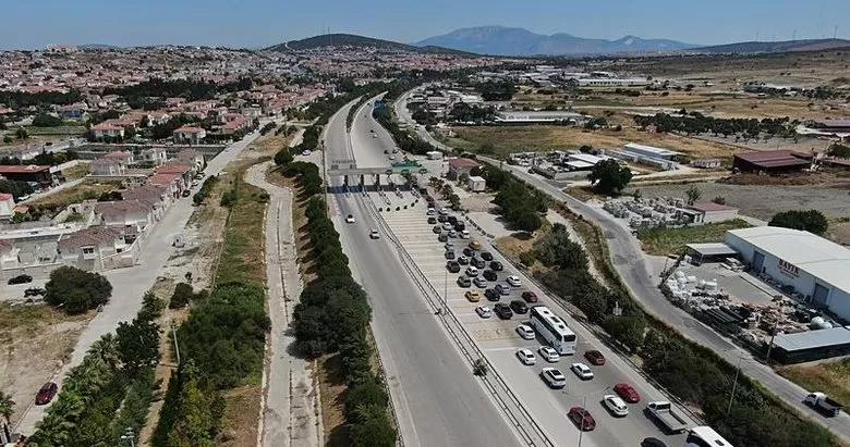 Alaçatı Gişelerinde yüzlerce metre araç kuyruğu