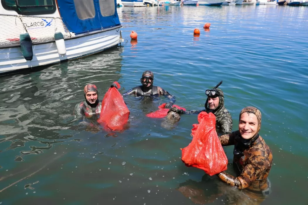 Aliağa'da Çevre Haftası kapsamında "Temiz Deniz, Temiz Aliağa ve Temiz Dünya" temalı deniz dibi temizliği etkinliği düzenlendi.