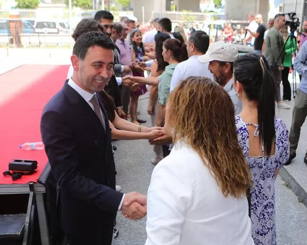 Bayraklı Belediye Başkanı İrfan Önal, Kurban Bayramı dolayısıyla düzenlenen törende mesai arkadaşlarıyla bir araya gelerek birlik ve beraberlik mesajı verdi. 