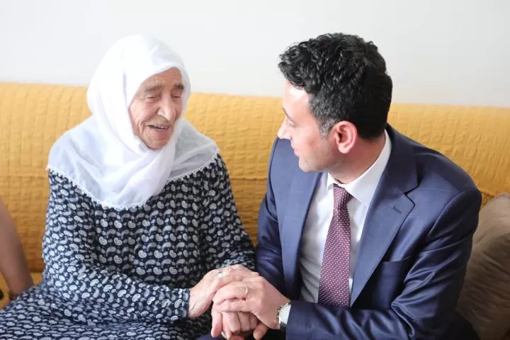 Bayraklı Belediye Başkanı İrfan Önal, Kurban Bayramı coşkusunu Gümüşpala ve Onur Mahalleleri'nde ev ziyaretleri ile taçlandırdı. 
