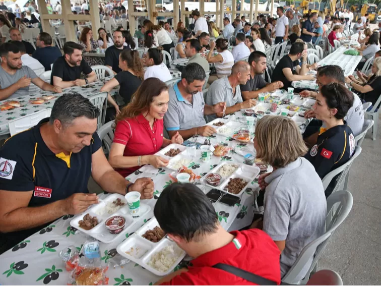 Karşıyaka Belediye Başkanı Yıldız Ünsal, Kurban Bayramı öncesindeki son mesai gününde Örnekköy Şantiye Tesisleri'nde düzenlenen yemekte kurum çalışanlarıyla bir araya geldi