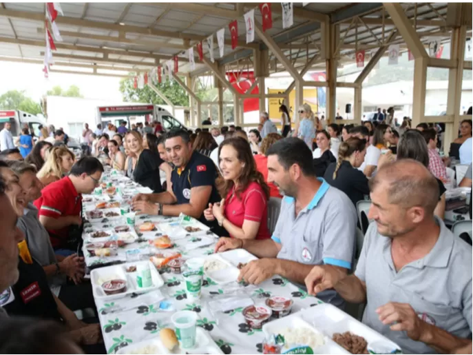 Karşıyaka Belediye Başkanı Yıldız Ünsal, Kurban Bayramı öncesindeki son mesai gününde Örnekköy Şantiye Tesisleri'nde düzenlenen yemekte kurum çalışanlarıyla bir araya geldi