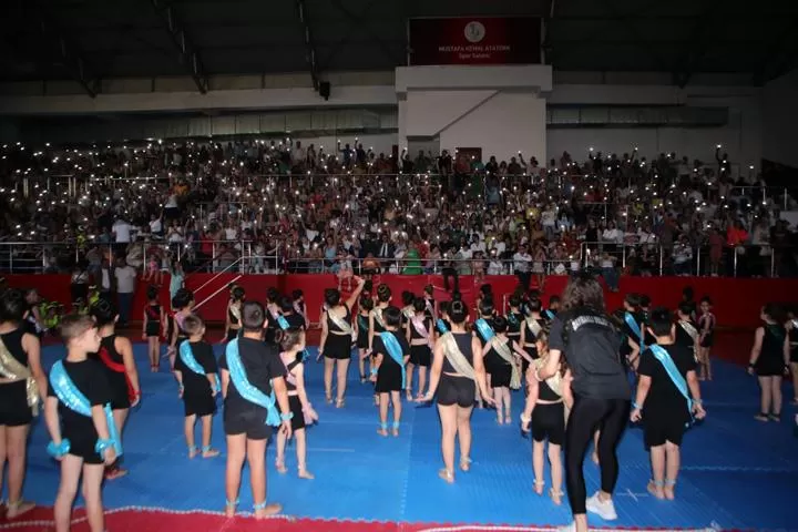 Bayraklı Belediyesi'nin düzenlediği jimnastik ve bale kurslarında eğitim alan 476 minik sporcu, yıl boyunca öğrendikleri becerilerini muhteşem bir gösteri ile sergiledi. 