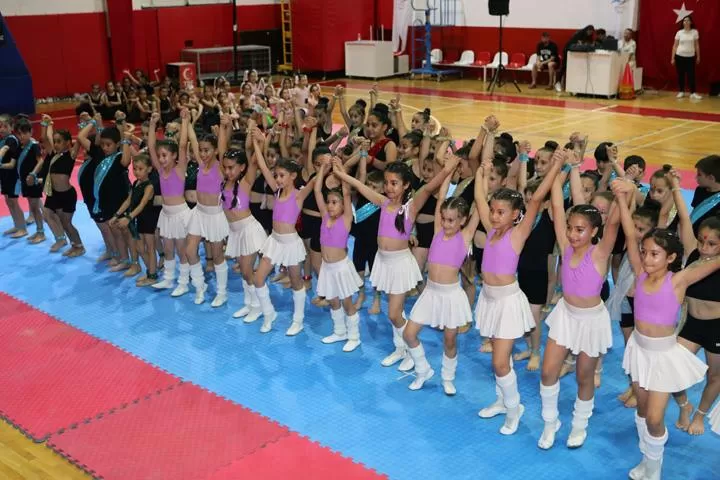 Bayraklı Belediyesi'nin düzenlediği jimnastik ve bale kurslarında eğitim alan 476 minik sporcu, yıl boyunca öğrendikleri becerilerini muhteşem bir gösteri ile sergiledi. 