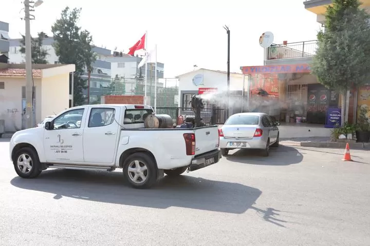 Bayraklı Belediyesi, Kurban Bayramı'nda da sivrisinek ve haşerelere karşı mücadeleyi aralıksız sürdürüyor.