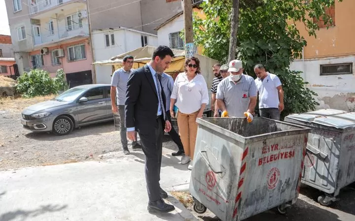 Bayraklı Belediyesi, Kurban Bayramı öncesi başlattığı geniş çaplı temizlik seferberliği ile ilçeyi pırıl pırıl yaptı. 