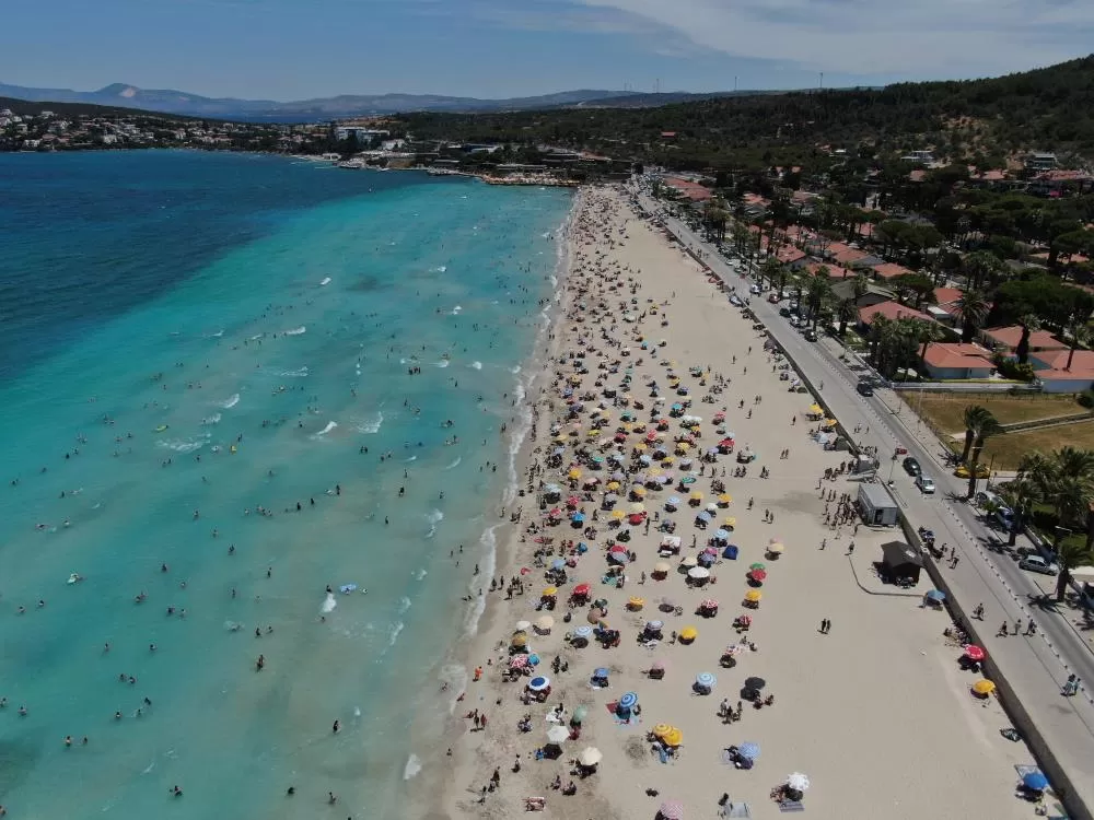 Binlerce kişi Çeşme Ilıca Plajı’na akın etti: İlçenin nüfusu 1 milyona dayandı