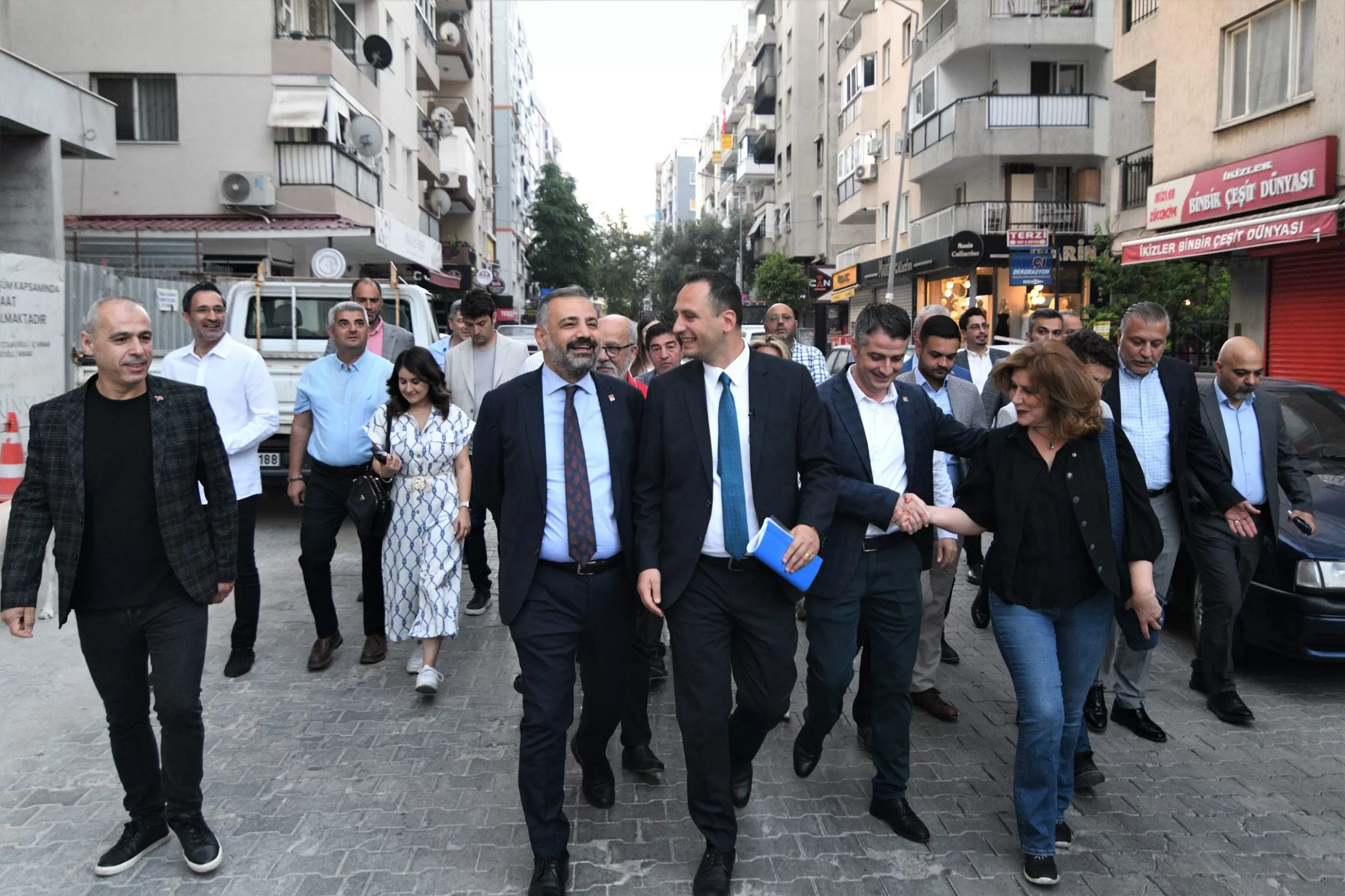 Bornova Belediye Başkanı Ömer Eşki ve CHP İzmir İl Başkanı Şenol Aslanoğlu, sabahın erken saatlerinde yaptıkları saha incelemesinde, ilçe genelinde yürütülen çalışmaları değerlendirdi.