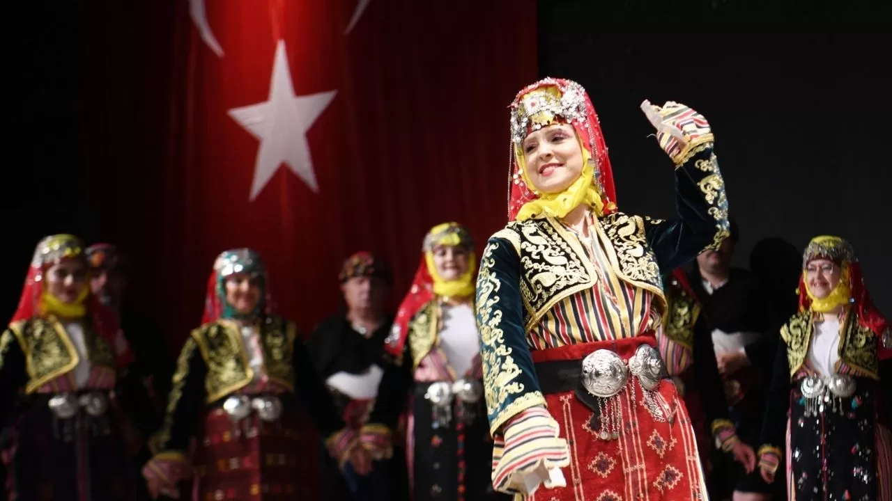 Bornova Halk Dansları Festivali Coşkuyla Son Buldu: Aşık Veysel'de Muhteşem Final