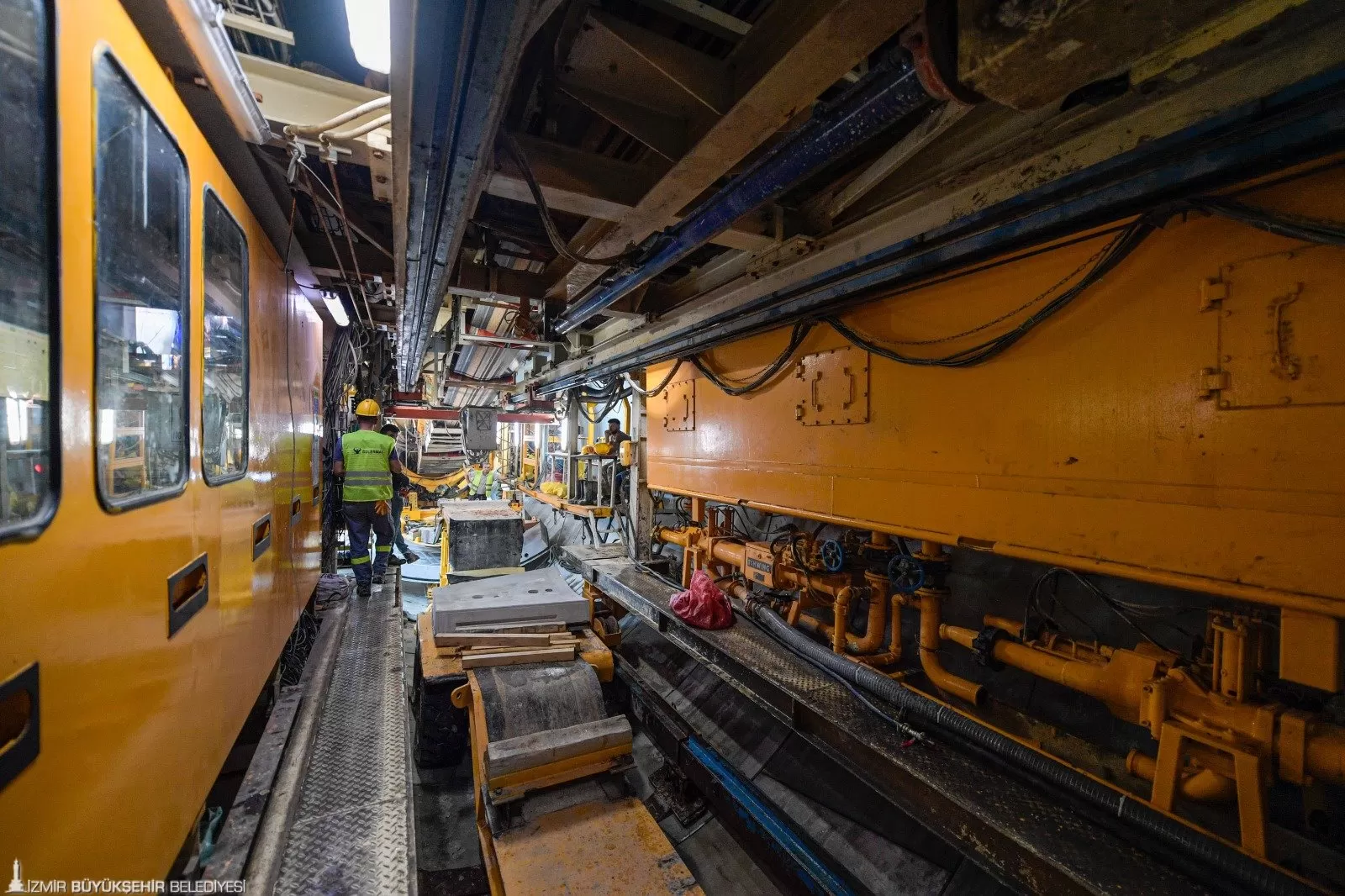 İzmir Büyükşehir Belediye Başkanı Dr. Cemil Tugay, 4 tünel açma makinesi ile yerin 36 metre altında devam eden Buca Metrosu çalışmalarını yerinde inceledi.