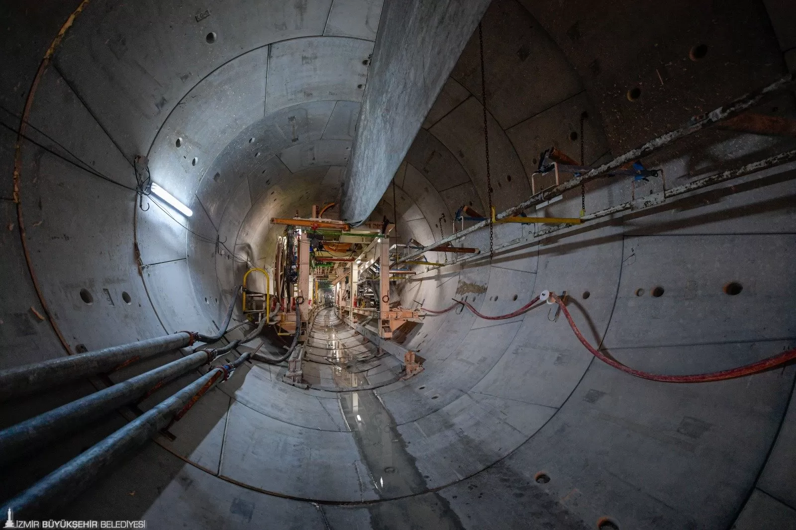 İzmir Büyükşehir Belediye Başkanı Dr. Cemil Tugay, 4 tünel açma makinesi ile yerin 36 metre altında devam eden Buca Metrosu çalışmalarını yerinde inceledi.