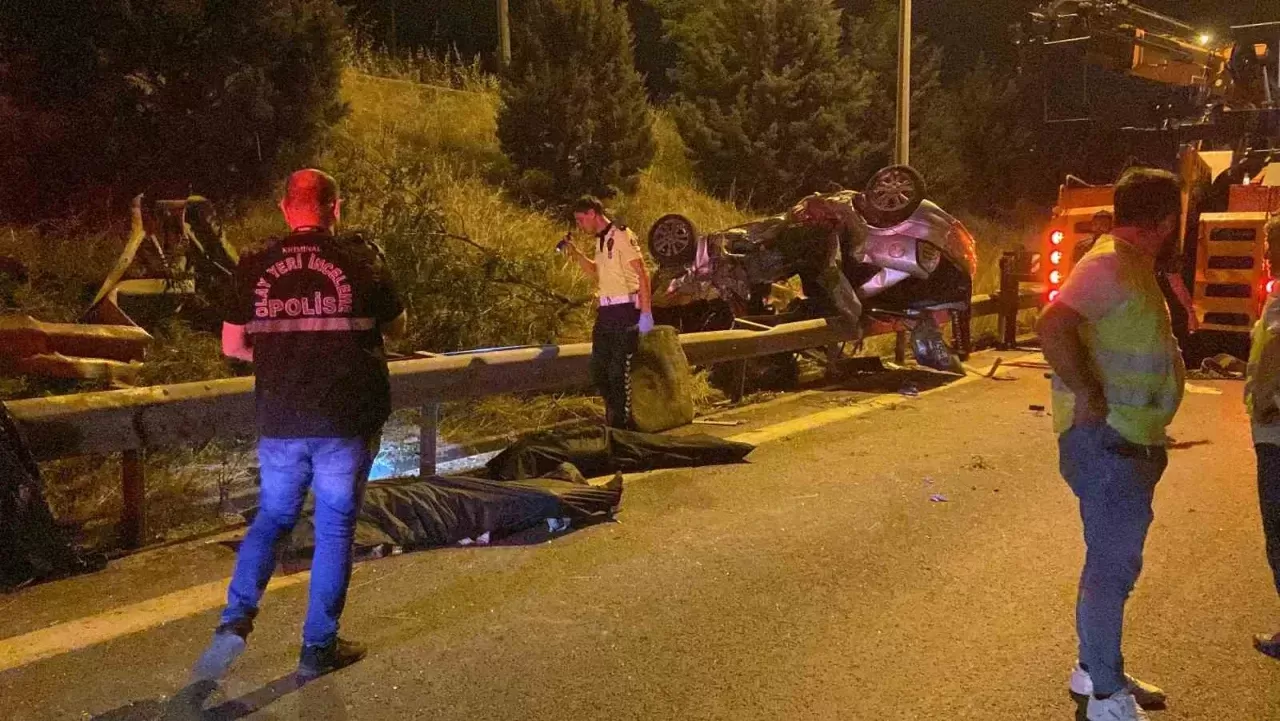 Devrilen otomobilde 3 kişi hayatını kaybetti