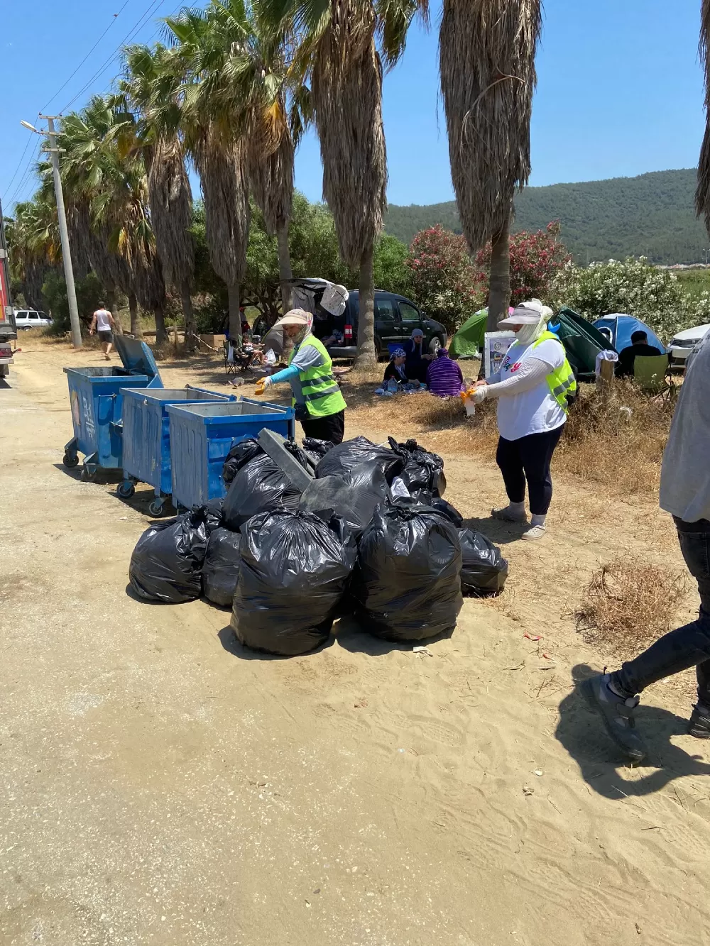 Efes Selçuk'ta bayram tatili yoğunluğu, çöp miktarını da ikiye katladı! Ekipler, artan çöp yığınlarını toplamak için gece gündüz çalıştı. 