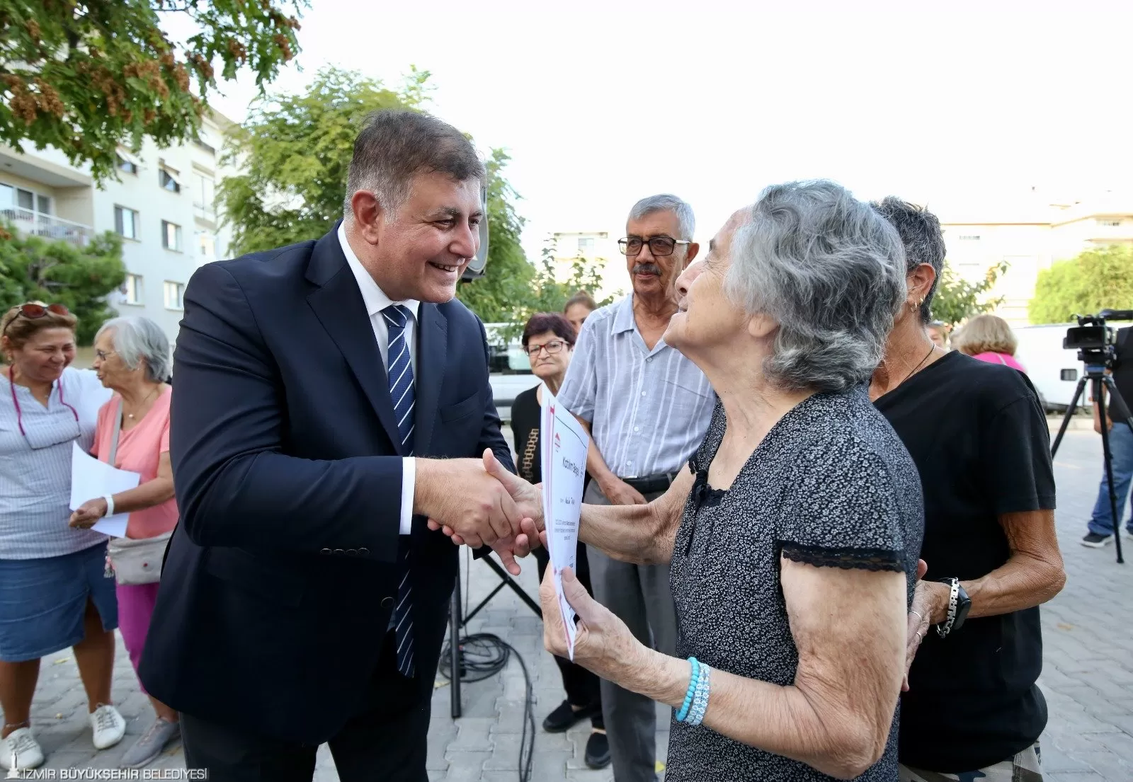 İzmir Büyükşehir Belediye Başkanı Dr. Cemil Tugay'ın seçim vaatleri bir bir gerçek oluyor! Anne Kartı'ndan sonra Emekli Dayanışma Kartı da devreye girdi.