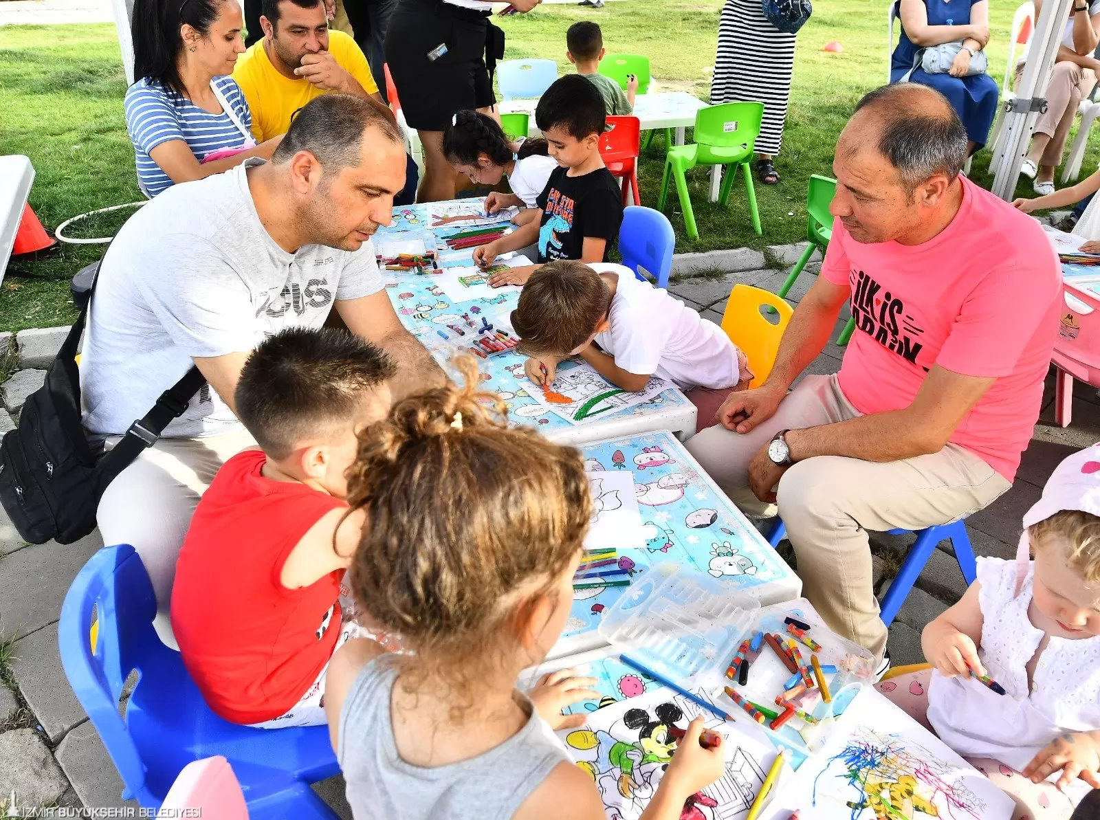 İzmir Büyükşehir Belediyesi, "Eşitlik evde başlar" diyerek anlamlı bir Eşitlikçi Babalar Günü etkinliğine imza attı.