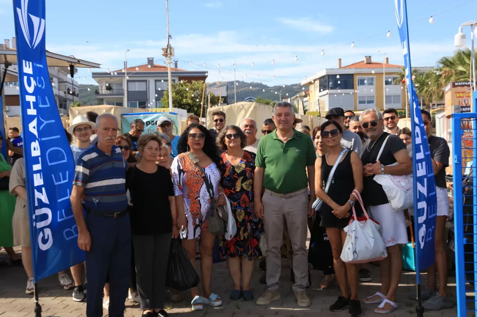 İzmir Büyükşehir Belediyesi'nin İZDENİZ yaz seferleri kapsamında yer alan Güzelbahçe-Foça vapur hattının ilk yolcularını, Güzelbahçe Belediye Başkanı Mustafa Günay uğurladı. 
