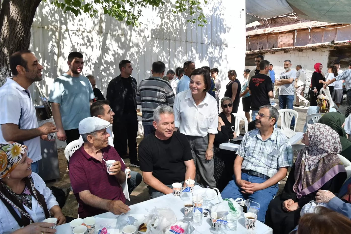 Karabağlar Belediye Başkanı Helil Kınay, Kurban Bayramı’nın ilk gününde Uzundere’deki kurban kesim yerlerini ziyaret ederek vatandaşlarla bayramlaştı.