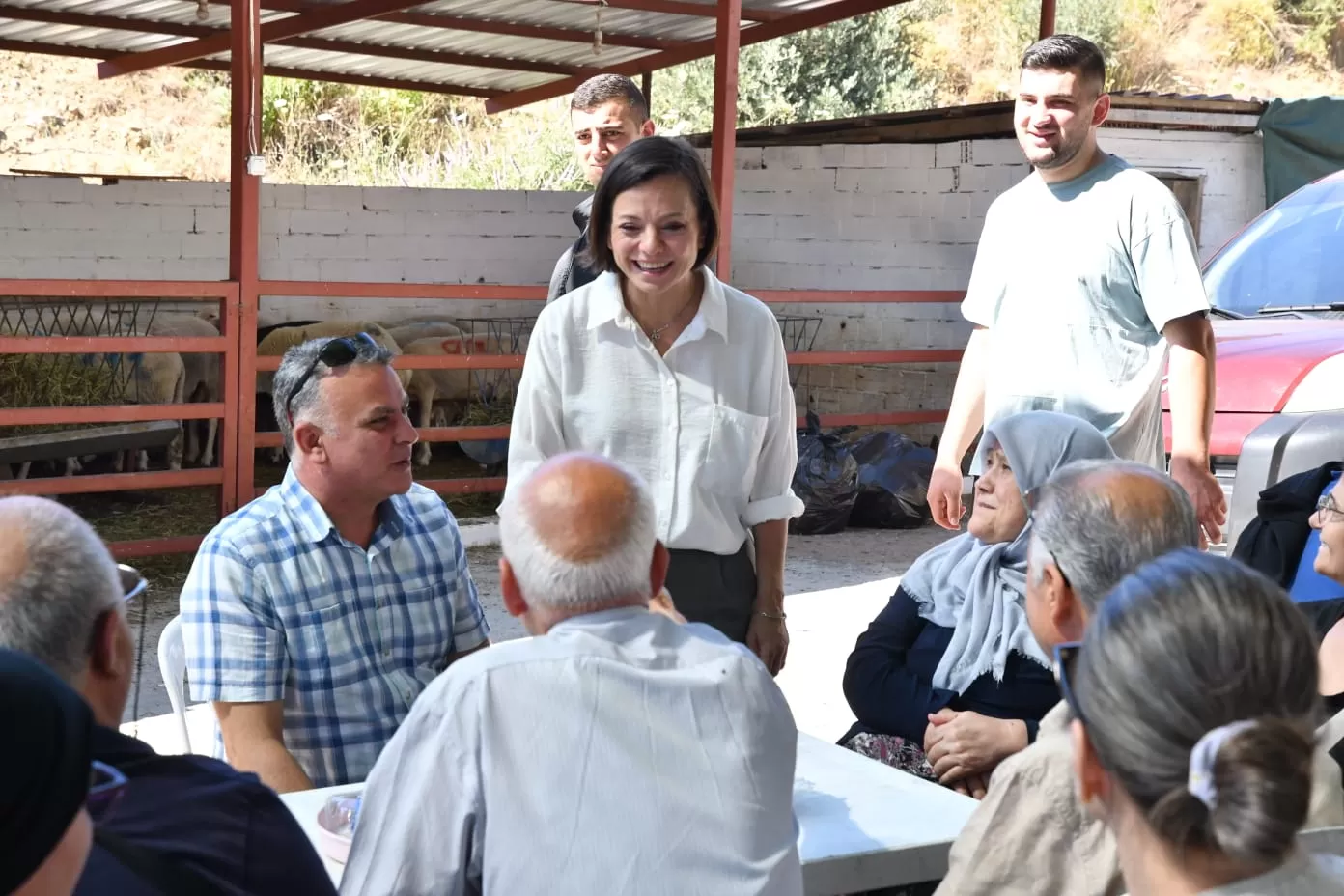 Karabağlar Belediye Başkanı Helil Kınay, Kurban Bayramı’nın ilk gününde Uzundere’deki kurban kesim yerlerini ziyaret ederek vatandaşlarla bayramlaştı.