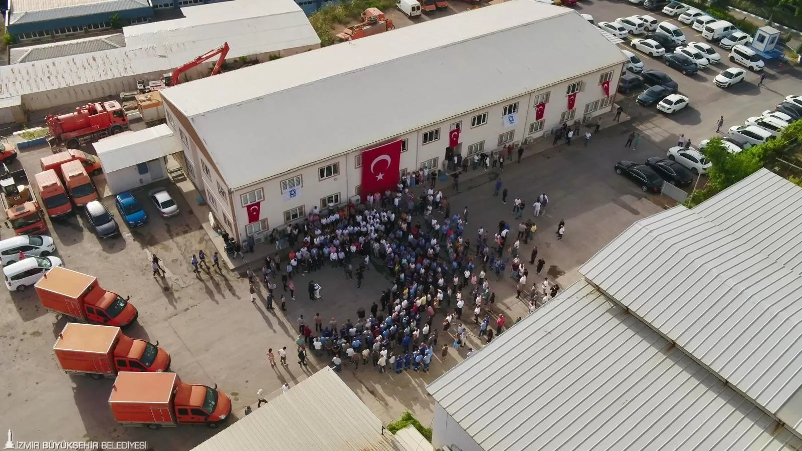 İzmir Büyükşehir Belediye Başkanı Dr. Cemil Tugay, Kurban Bayramı öncesi İZSU Genel Müdürlüğü çalışanları ile bir araya gelerek bayramlarını kutladı. 