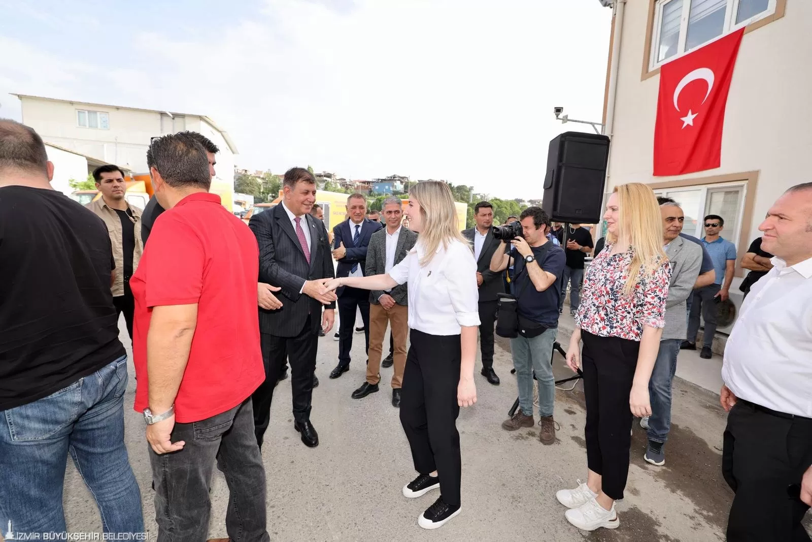 İzmir Büyükşehir Belediye Başkanı Dr. Cemil Tugay, Kurban Bayramı öncesi İZSU Genel Müdürlüğü çalışanları ile bir araya gelerek bayramlarını kutladı. 