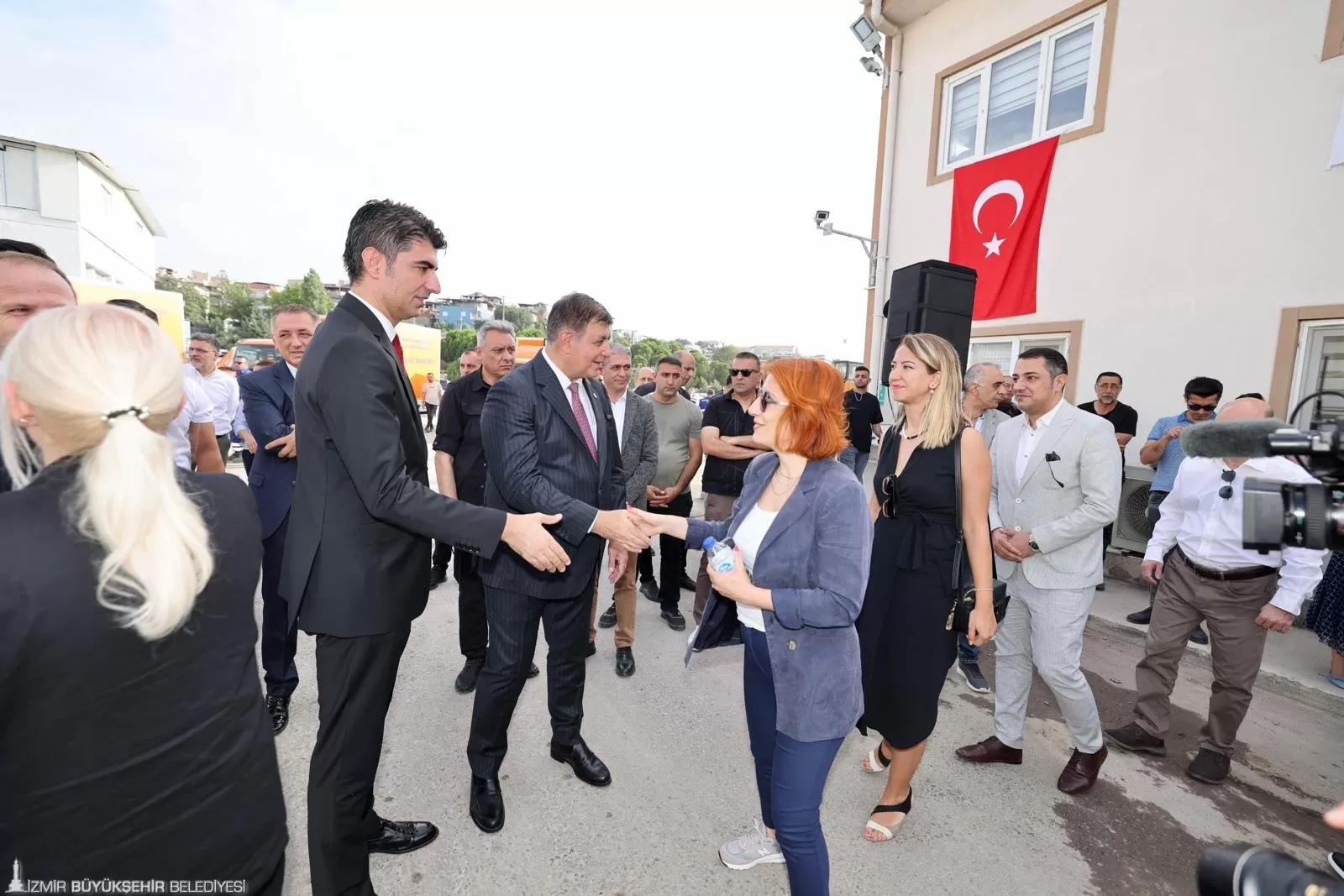 İzmir Büyükşehir Belediye Başkanı Dr. Cemil Tugay, Kurban Bayramı öncesi İZSU Genel Müdürlüğü çalışanları ile bir araya gelerek bayramlarını kutladı. 