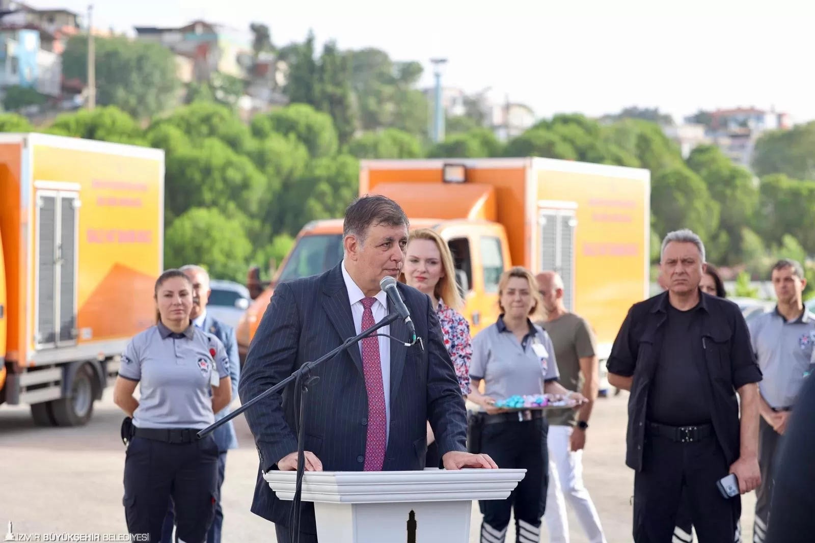 İzmir Büyükşehir Belediye Başkanı Dr. Cemil Tugay, Kurban Bayramı öncesi İZSU Genel Müdürlüğü çalışanları ile bir araya gelerek bayramlarını kutladı. 