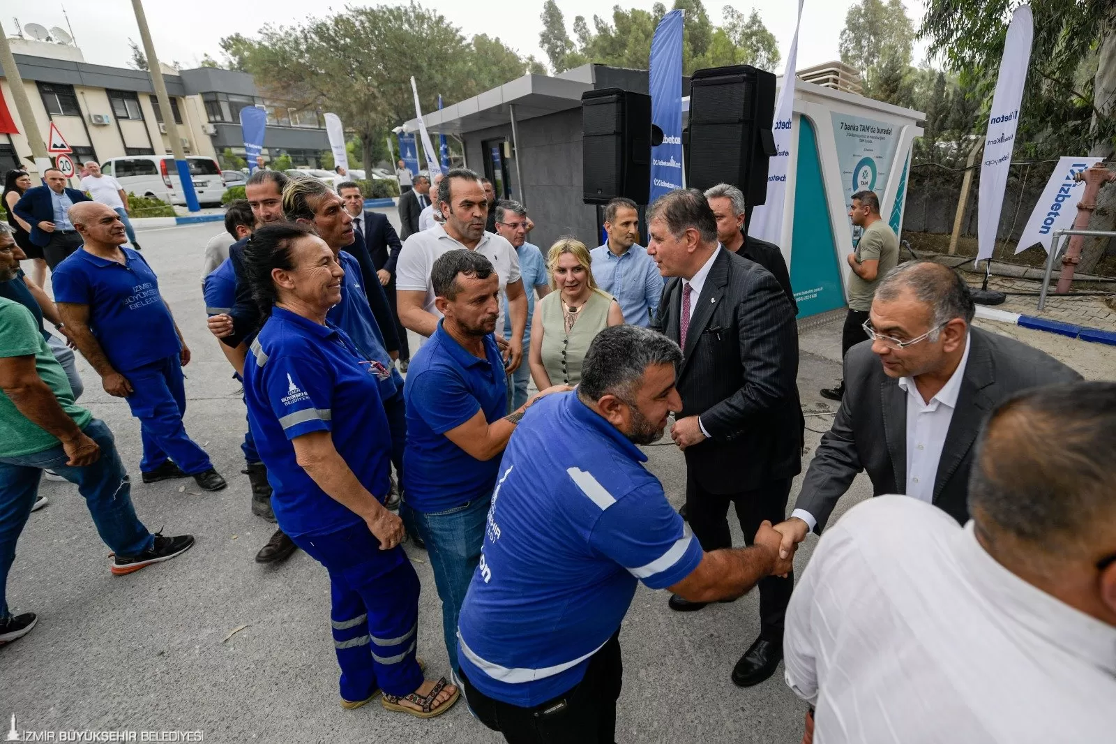 İzmir Büyükşehir Belediye Başkanı Dr. Cemil Tugay, Kurban Bayramı'nda İZBETON çalışanlarıyla bir araya gelerek bayramlaştı. 