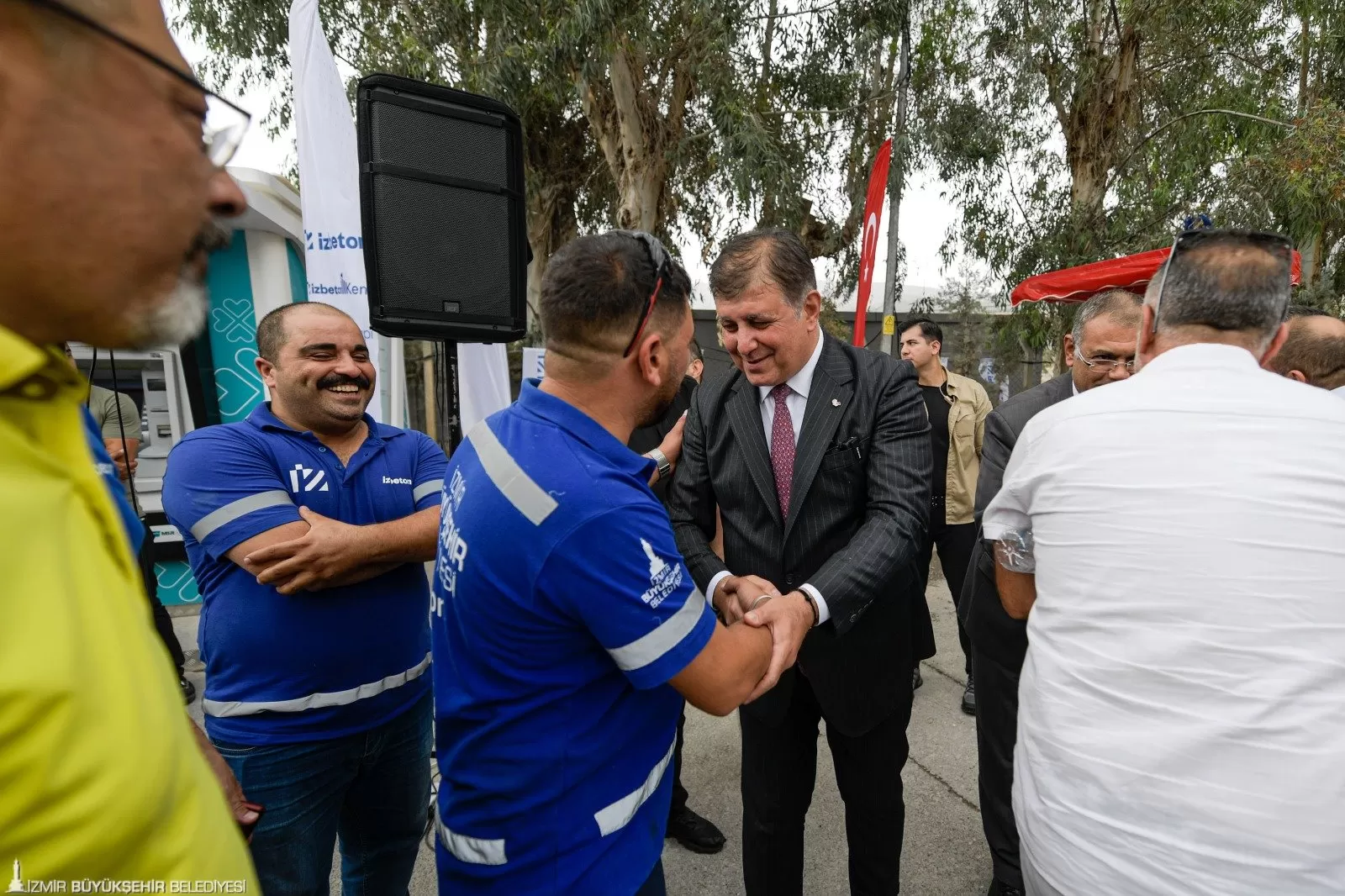 İzmir Büyükşehir Belediye Başkanı Dr. Cemil Tugay, Kurban Bayramı'nda İZBETON çalışanlarıyla bir araya gelerek bayramlaştı. 