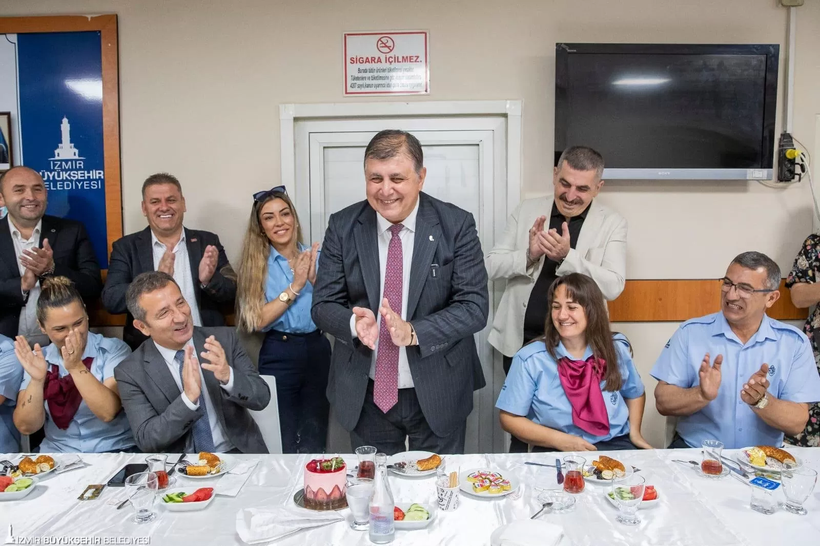 İzmir Büyükşehir Belediye Başkanı Dr. Cemil Tugay, Kurban Bayramı öncesi ESHOT personeline bayram ziyareti gerçekleştirdi.